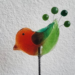 Vogel aus Glas, Gartenstecker Glasvogel als fröhliche Dekoration für Garten Balkon oder auf der Terrasse rot grün