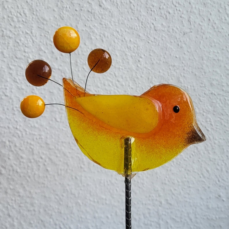 Vogel aus Glas, Gartenstecker Glasvogel als fröhliche Dekoration für Garten Balkon oder auf der Terrasse orange gelb