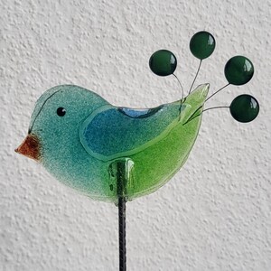 Vogel aus Glas, Gartenstecker Glasvogel als fröhliche Dekoration für Garten Balkon oder auf der Terrasse blau grün