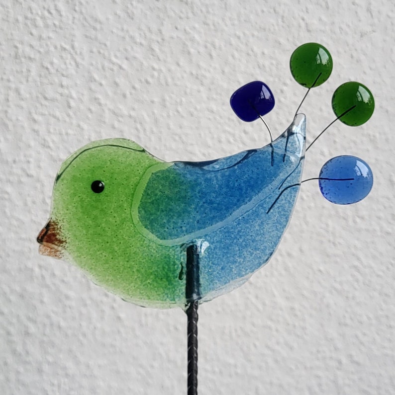 Vogel aus Glas, Gartenstecker Glasvogel als fröhliche Dekoration für Garten Balkon oder auf der Terrasse grün blau