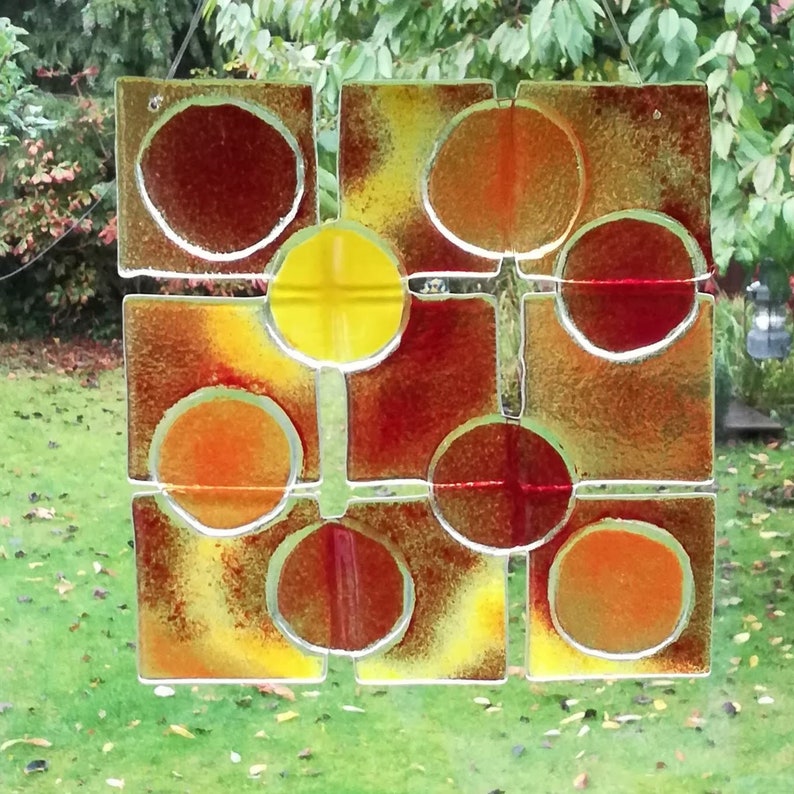 Sonnenfänger aus Glas in in leuchtenden Rot und Gelbtönen als Gartendekoration oder fürs Fenster zum Aufhängen immagine 1