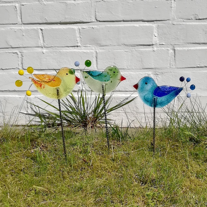 Dieser Glasvogel ist als Gartenstecker ein toller Sonnenfänger für Deinen Garten, Balkon, Terrasse, oder ein besonders Geschenk für liebe Freunde. Ein bunter Vogel  als Dekoration, die aus recyceltem Glas in Fusingtechnik hergestellt wurde.