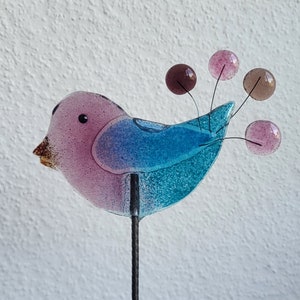 Vogel aus Glas, Gartenstecker Glasvogel als fröhliche Dekoration für Garten Balkon oder auf der Terrasse rosa blau
