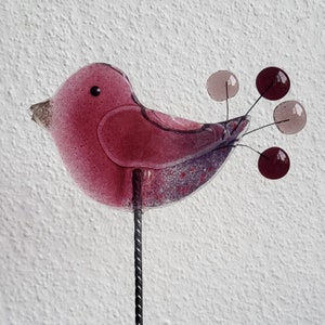 Vogel aus Glas, Gartenstecker Glasvogel als fröhliche Dekoration für Garten Balkon oder auf der Terrasse violett rosa