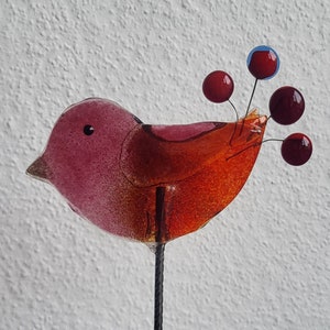 Vogel aus Glas, Gartenstecker Glasvogel als fröhliche Dekoration für Garten Balkon oder auf der Terrasse violett rot