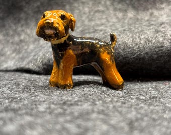 Emaillierter Terrier Pin, signiert E.Pearl