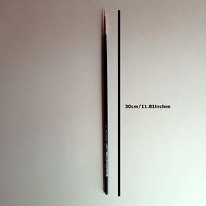 May include: A black paint brush with a gold tip, measuring 11.81 inches or 30 cm in length.