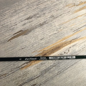 May include: A black paint brush with the text "da Vinci - NOVA SYNTHETICS" and a barcode. The brush is labeled with the number "4" and the text "1670 GERMANY".