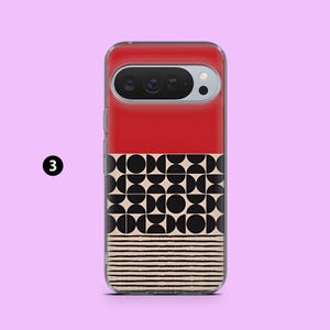Op de afbeelding: Een telefoonhoesje met een rode bovenkant, een zwart-wit geometrisch patroon en beige strepen. De hoes heeft een transparante rand en een camera-uitsparing. Het nummer "3" staat in een witte cirkel aan de linkerkant.