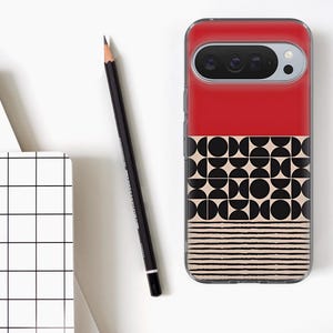 Op de afbeelding: Een rode en patroon telefoonhoesje met een geometrisch ontwerp. De hoes heeft een rood bovenstuk, een middengedeelte met zwarte cirkels en beige vormen, en een onderste gedeelte met beige horizontale lijnen. Een zwarte potlood en een notitieblok staan ook in de afbeelding.