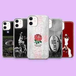 Könnte beinhalten: Eine Auswahl an Handyhüllen mit Rugby-Motiven. Die Designs zeigen eine Spielfeldszene, Spieler in Aktion, das England Rugby-Logo mit einer Rose und einen Gilbert-Rugbyball. Die Hüllen sind in verschiedenen Farben erhältlich.