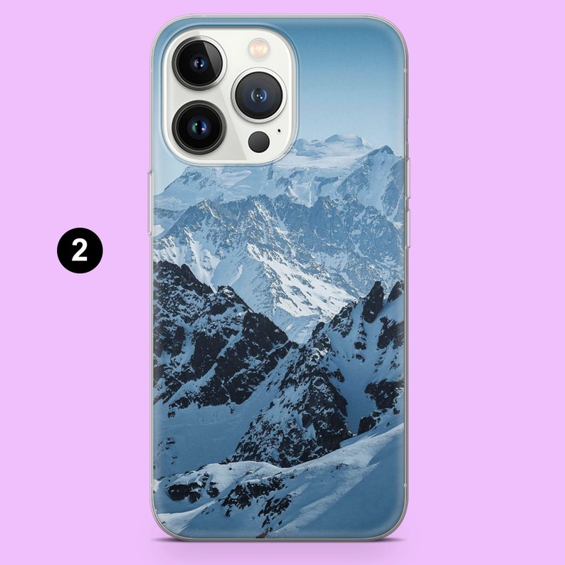 K&ouml;nnte beinhalten: Eine transparente Handyh&uuml;lle mit einem Foto von schneebedeckten Bergen. Die Berge sind hellblau und wei&szlig;, mit einem blauen Himmel im Hintergrund.