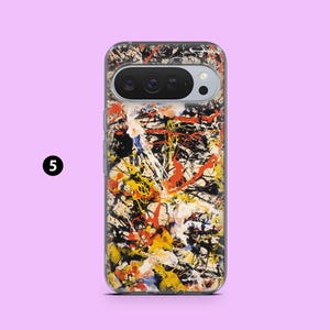 Op de afbeelding: Een telefoonhoesje met een abstract expressionistisch ontwerp. De hoes heeft een patroon van gespatte verf in zwart, wit, geel en oranje. Het nummer "5" is zichtbaar in een zwarte cirkel aan de linkerkant.