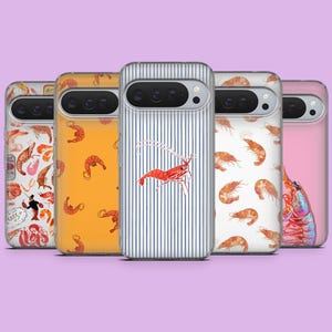 Op de afbeelding: Een verzameling telefoonhoesjes met garnalen- en zeevruchtenontwerpen. De hoesjes hebben verschillende patronen, waaronder een rode garnaal op blauwe strepen, oranje garnalen op een gele achtergrond en garnalenillustraties op witte en roze achtergronden. Op een paarse achtergrond.