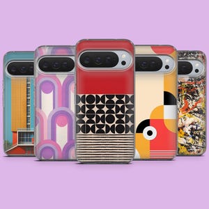 Könnte beinhalten: Fünf Handyhüllen mit farbenfrohen, geometrischen Designs. Die Hüllen weisen eine Vielzahl von Mustern auf, darunter Retro-Bögen, abstrakte Formen und architektonische Elemente. Die Hüllen sind in einer Reihe vor einem lila Hintergrund angeordnet.