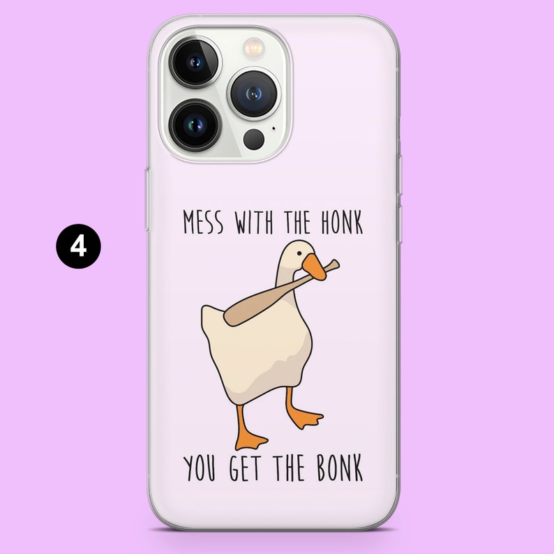 K&ouml;nnte beinhalten: Eine transparente Handyh&uuml;lle mit einer wei&szlig;en Gans, die einen Baseballschl&auml;ger h&auml;lt. Der Text auf der H&uuml;lle lautet "Mess with the honk you get the bonk".