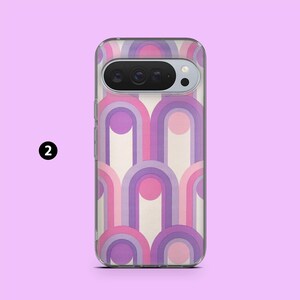 Op de afbeelding: Een telefoonhoesje met een retro-ontwerp met herhaalde boogvormen in tinten paars, roze en lavendel. De hoes heeft een transparante rand en een uitsparing voor de camera. Het nummer "2" staat in een zwarte cirkel linksonder.
