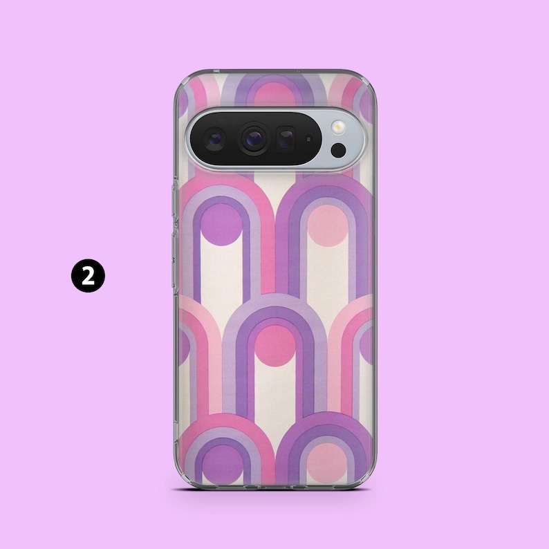 Op de afbeelding: Een telefoonhoesje met een retro-ontwerp met herhaalde boogvormen in tinten paars, roze en lavendel. De hoes heeft een transparante rand en een uitsparing voor de camera. Het nummer "2" staat in een zwarte cirkel linksonder.