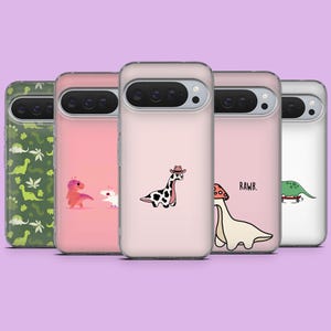 Puede incluir: Una colección de fundas para teléfonos con diseños de dinosaurios. Las fundas presentan varias ilustraciones, incluyendo un dinosaurio con forma de jirafa con sombrero de vaquero, un dinosaurio en monopatín y un dinosaurio con sombrero de seta. Las fundas son de color rosa, verde y blanco.