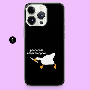 K&ouml;nnte beinhalten: Eine schwarze Handyh&uuml;lle mit einer wei&szlig;en Gans, die ein Messer h&auml;lt. Der Text "peace was never an option" ist auf der H&uuml;lle aufgedruckt.