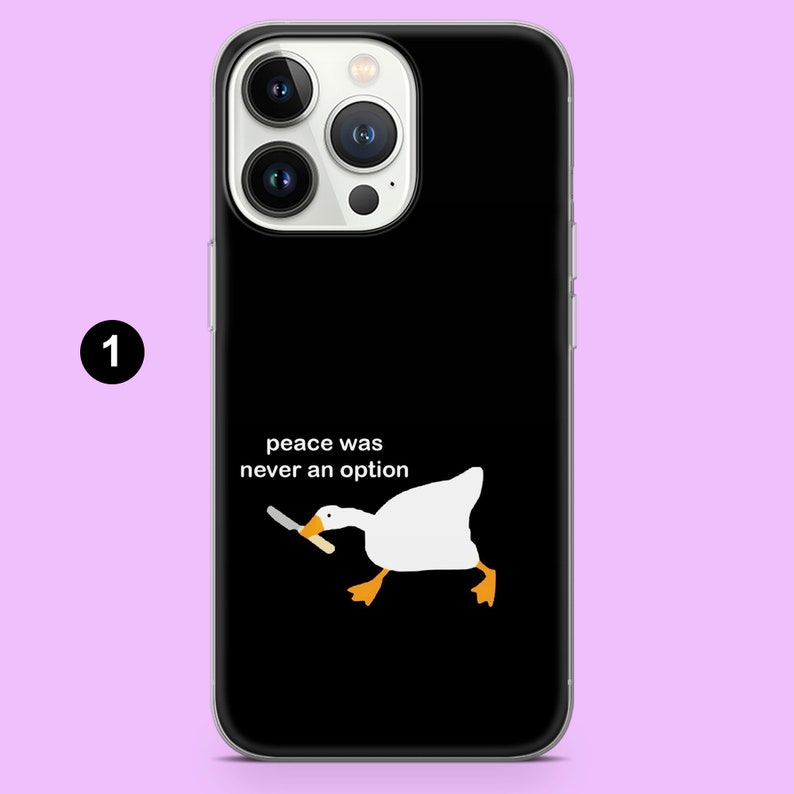 K&ouml;nnte beinhalten: Eine schwarze Handyh&uuml;lle mit einer wei&szlig;en Gans, die ein Messer h&auml;lt. Der Text "peace was never an option" ist auf der H&uuml;lle aufgedruckt.