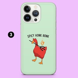 K&ouml;nnte beinhalten: Eine gr&uuml;ne iPhone-H&uuml;lle mit einer roten Gans, die eine Heugabel h&auml;lt, und dem Text "Spicy Honk Bonk".