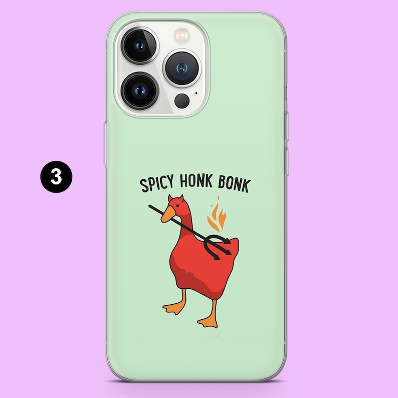 K&ouml;nnte beinhalten: Eine gr&uuml;ne iPhone-H&uuml;lle mit einer roten Gans, die eine Heugabel h&auml;lt, und dem Text "Spicy Honk Bonk".