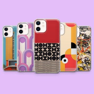 Op de afbeelding: Vijf telefoonhoesjes met diverse kleurrijke geometrische en abstracte ontwerpen. De hoesjes tonen patronen zoals bogen, cirkels en lijnen, in tinten rood, oranje, paars en zwart. Ze staan op een lila achtergrond.