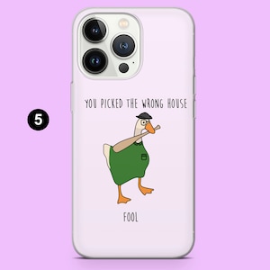 K&ouml;nnte beinhalten: Eine wei&szlig;e iPhone-H&uuml;lle mit einer Comic-Gans, die einen Hut tr&auml;gt und einen Baseballschl&auml;ger h&auml;lt. Der Text "You picked the wrong house fool" ist auf der H&uuml;lle aufgedruckt.
