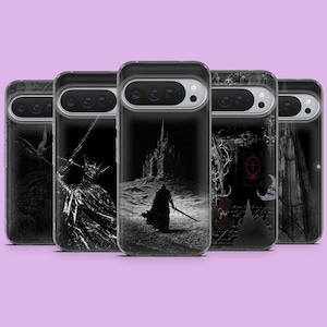Könnte beinhalten: Fünf Smartphone-Hüllen in einer Reihe, jede mit einem eigenen schwarz-weißen Grafikdesign. Die Motive zeigen eine dunkle Burg, eine umhangene Figur mit Schwert und komplexe gotische Muster, alle in transparenten Schutzhüllen eingefasst.