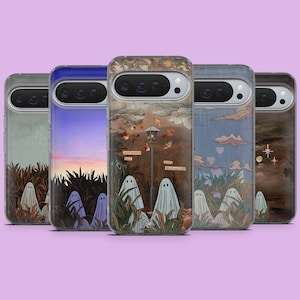 Op de afbeelding: Een verzameling telefoonhoesjes met unieke ontwerpen. De hoesjes tonen illustraties van geesten, herfstbladeren en een straatlantaarn. Het kleurenpalet omvat tinten blauw, bruin en groen, wat een grillige en seizoensgebonden esthetiek creëert.