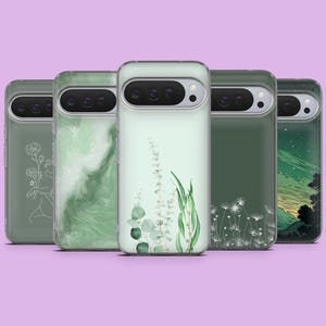 Könnte beinhalten: Fünf Handyhüllen in verschiedenen Grüntönen. Die Designs umfassen Blumenmuster, abstrakte Muster und botanische Illustrationen im Aquarellstil. Eine Hülle hat eine weiße Blumenkontur, eine andere ein Marmormuster.