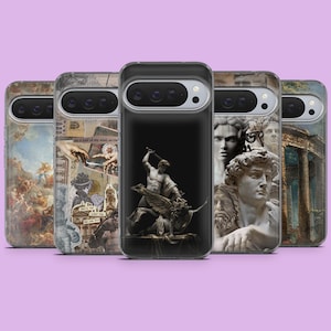 Può includere: Una collezione di custodie per telefoni con vari design. Le custodie presentano immagini di sculture classiche, dipinti rinascimentali e collage con testo. Le custodie sono disposte in fila su uno sfondo lilla chiaro.