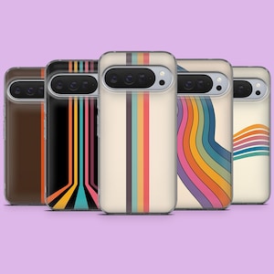 Puede incluir: Una colección de cinco fundas para teléfono con diseños retro. Las fundas presentan rayas verticales coloridas, una onda arcoíris y una funda marrón y negra con rayas naranjas. Las fundas se muestran sobre un fondo morado.