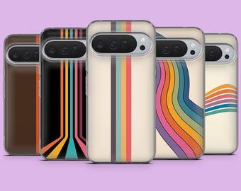 Può includere: Una collezione di cinque custodie per telefoni con design retrò. Le custodie presentano strisce verticali colorate, un'onda arcobaleno e una custodia marrone e nera con strisce arancioni. Le custodie sono esposte su uno sfondo viola.