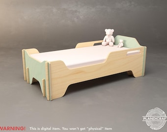 Può includere: Un letto per bambini in legno chiaro con accenti verde pallido sulla testiera e sulla pediera, un materasso bianco e due orsacchiotti di peluche seduti sul letto. L'immagine include il testo PLANDICRAFT e un avviso sugli articoli digitali.