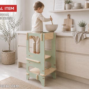 Può includere: Una torre di apprendimento in legno naturale e verde chiaro con design a gradini. Il testo sull'immagine recita: DIGITAL ITEM, FREE CUSTOM SIZE & THICKNESS, NO PHYSICAL ITEM e PLANDICRAFT. La struttura presenta pannelli laterali.