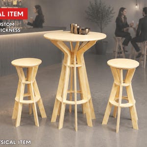 Pode incluir: Uma mesa de bar de madeira clara e duas banquetas a condizer. A mesa tem um tampo redondo e uma base de estrutura aberta única. As banquetas têm assentos circulares e um design de estrutura aberta semelhante. A imagem também inclui o texto "DIGITAL ITEM".