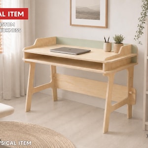 Puede incluir: Un escritorio de madera de color claro con una superficie de trabajo plana, un estante de almacenamiento inferior y un panel trasero de color verde pálido. El escritorio tiene patas inclinadas y un borde trasero elevado. El texto dice: DIGITAL ITEM, FREE CUSTOM SIZE & THICKNESS, NO PHYSICAL ITEM.