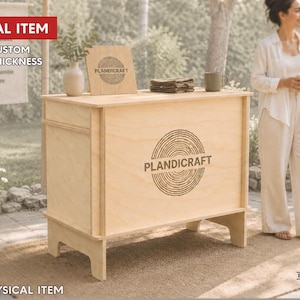 Könnte beinhalten: Ein heller Holzkonsolentisch mit dem PLANDICRAFT-Logo auf der Vorderseite. Das rechteckige Möbelstück hat eine flache Oberfläche und steht auf vier stabilen Beinen. Der Text DIGITAL ITEM und NO PHYSICAL ITEM ist zu sehen.