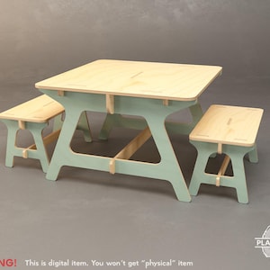 Könnte beinhalten: Ein quadratischer Tisch und zwei passende Bänke aus hellem Holz mit blassgrünen Akzenten. Die Möbel haben ein Steckdesign mit sichtbaren Verbindungen. Der Text "WARNING! This is digital item. You won't get "physical" item" und ein "PLANDICRAFT"-Logo sind zu sehen.