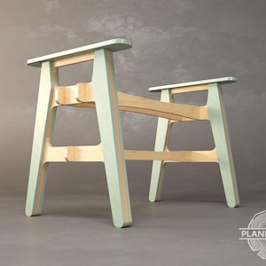 Könnte beinhalten: Ein hellgrüner Holztisch mit schlichtem Design. Der Tisch hat drei Ablagen und ist aus Sperrholz gefertigt.