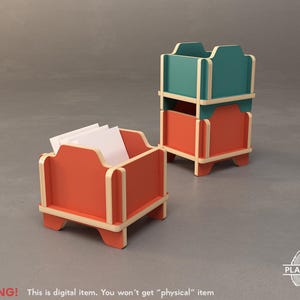 Könnte beinhalten: Zwei Schreibtisch-Organizer aus Holz, einer mit weißen Karten gefüllt. Die Organizer sind orange und türkis mit einer natürlichen Holzverkleidung. Der Text "WARNING! This is digital item. You won't get "physical" item" steht unten.