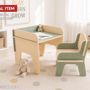 Puede incluir: Un conjunto de escritorio y silla para niños en madera clara y verde salvia, con una mesa plana con panel trasero, una silla a juego con reposabrazos y textos que indican DIGITAL ITEM, FREE CUSTOM SIZE & THICKNESS y NO PHYSICAL ITEM.
