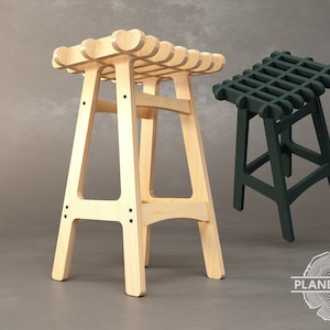 Peut inclure: Deux tabourets en bois, l'un avec une finition en bois naturel et l'autre peint en vert foncé. Le tabouret en bois naturel a un dossier et un siège à lattes, tandis que le tabouret vert a un motif de grille sur le siège.