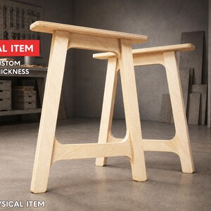 Puede incluir: Dos caballetes de madera sin terminar. Los caballetes son de color claro, con una parte superior rectangular y patas anguladas. La imagen incluye el texto "DIGITAL ITEM" y "FREE CUSTOM SIZE & THICKNESS".