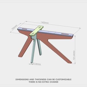 Op de afbeelding: Een 3D-weergave van een modern tafelontwerp. De tafel is voornamelijk bruin met lichtblauwe en groene accenten. Afmetingen: 142 cm lang, 70 cm breed en 72,76 cm hoog. Tekst: "AFMETINGEN EN DIKTE KUNNEN WORDEN AANGEPAST ZONDER EXTRA KOSTEN."