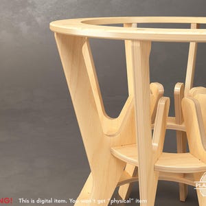 Puede incluir: Un juego de mesa y sillas para niños de madera clara. La mesa tiene una parte superior redonda y está sostenida por patas curvas. Las sillas tienen respaldo y asiento curvos. El juego es de madera clara.