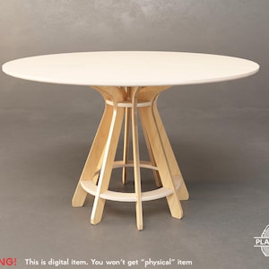 Puede incluir: Una mesa redonda de color claro con una base de madera única. La tapa de la mesa es de color crema claro, y la base presenta una serie de soportes de madera en ángulo. El diseño de la mesa es moderno y minimalista. El texto en la imagen dice: ¡ADVERTENCIA! Este es un artículo digital.