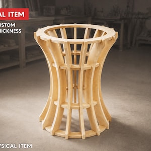 Op de afbeelding: Een lichtgekleurde houten tafel met een uniek, open ontwerp. De tafel heeft een cilindrische vorm met verticale steunen en een cirkelvormige bovenkant. De tekst "DIGITAL ITEM" en "FREE CUSTOM SIZE & THICKNESS" is zichtbaar. De woorden "NO PHYSICAL ITEM" zijn ook zichtbaar.